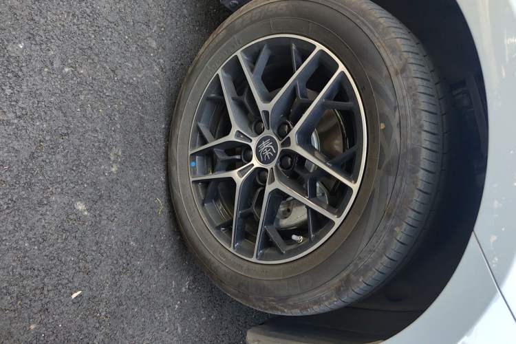 Used BYD Qin PLUS 2025 DM-i Smart Drive 120KM Superior Model Right Front Wheel Hub