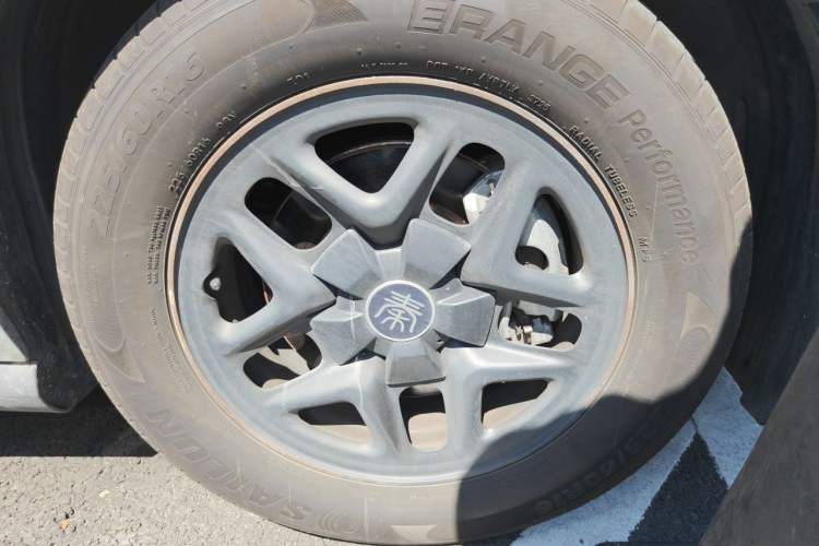 Used BYD Qin PLUS 2025 DM-i Smart Drive 55KM Leading Model Right Front Wheel Hub