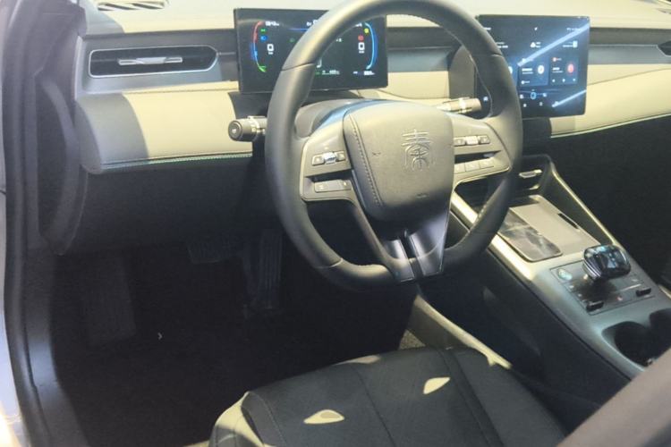 Used BYD Qin PLUS 2025 DM-i Smart Drive 55KM Leading Model Center Console