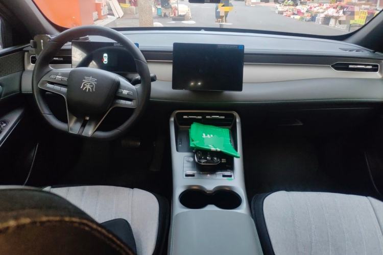 Used BYD Qin PLUS 2025 DM-i Smart Drive 55KM Leading Model Center Console