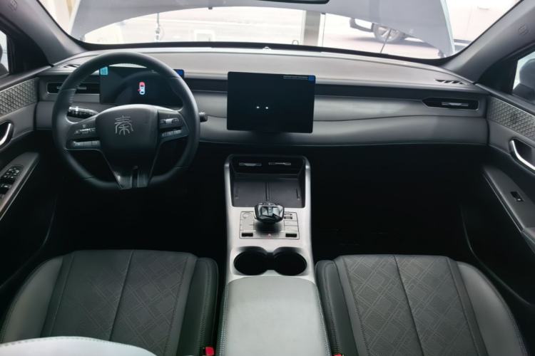 Used BYD Qin PLUS 2025 DM-i Smart Drive 55KM Leading Model Center Console