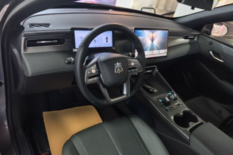 Used BYD Qin PLUS 2025 DM-i Smart Drive 55KM Beyond Model Center Console