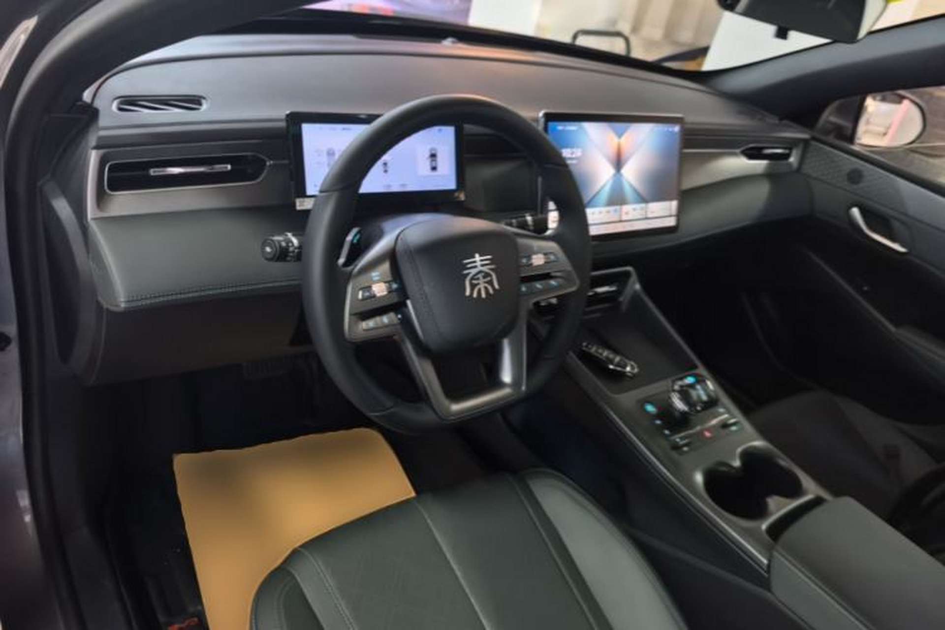 Used BYD Qin PLUS 2025 DM-i Smart Drive 55KM Beyond Model Center Console