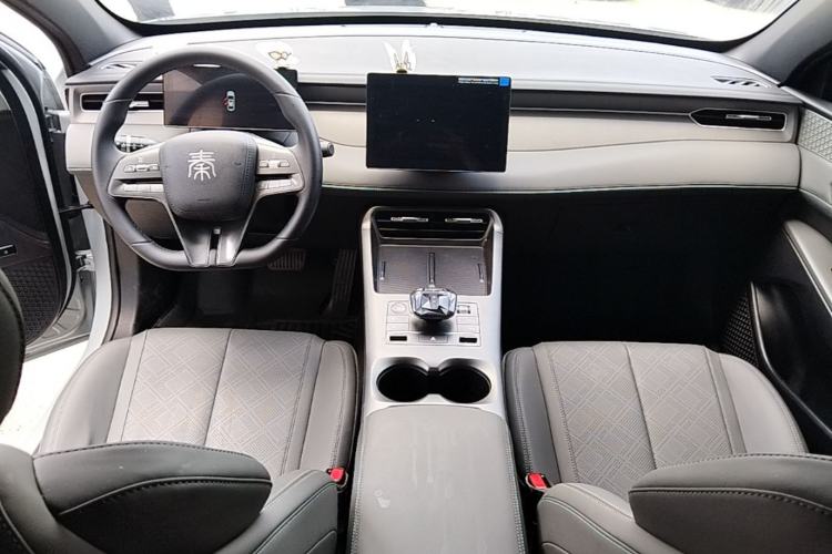 Used BYD Qin PLUS 2025 DM-i Smart Drive 55KM Leading Model Center Console