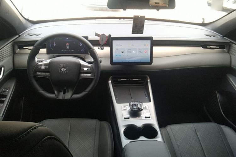 Used BYD Qin PLUS 2025 DM-i Smart Drive 55KM Leading Model Center Console