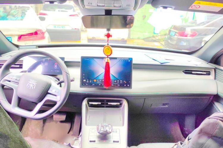 Used BYD Qin PLUS 2025 EV Smart Drive Edition 510KM Leading Model Center Console