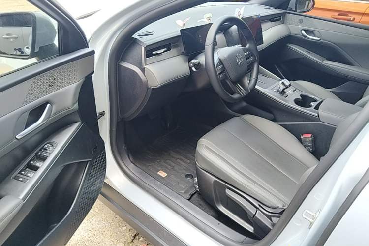 Used BYD Qin PLUS 2025 DM-i Smart Drive 55KM Leading Model Driver Seat