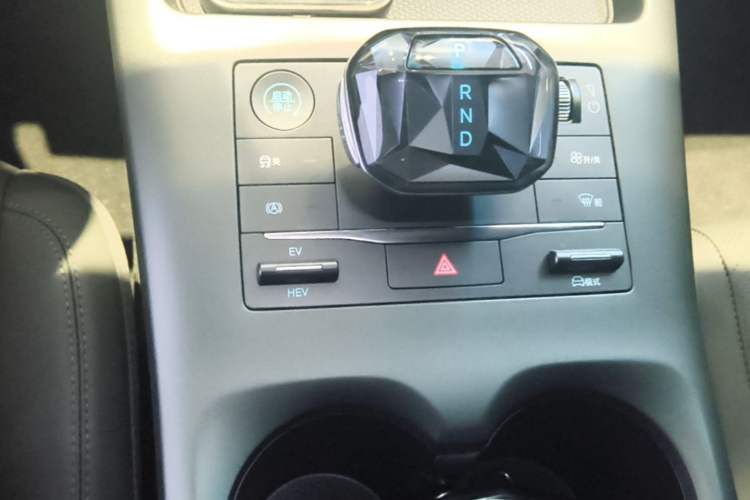 Used BYD Qin PLUS 2025 DM-i Smart Drive 55KM Leading Model Gear Lever