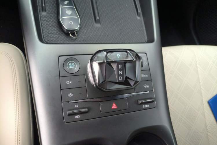 Used BYD Qin PLUS 2025 DM-i Smart Drive 55KM Leading Model Gear Lever