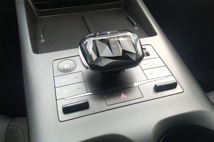 Used BYD Qin PLUS 2025 DM-i Smart Drive 55KM Leading Model Gear Lever