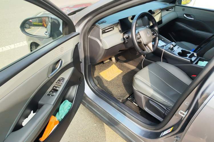 Used BYD Qin PLUS 2025 DM-i Smart Drive 55KM Leading Model Interior 3