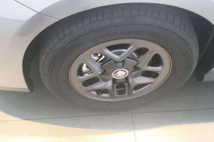 Used BYD Qin PLUS 2025 DM-i Smart Drive 55KM Leading Model Left Front Wheel Hub