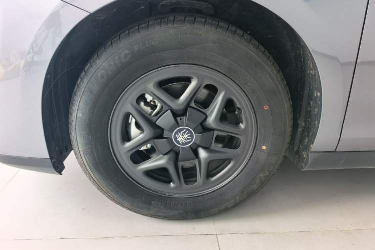 Used BYD Qin PLUS 2025 DM-i Smart Drive 55KM Leading Model Left Front Wheel Hub