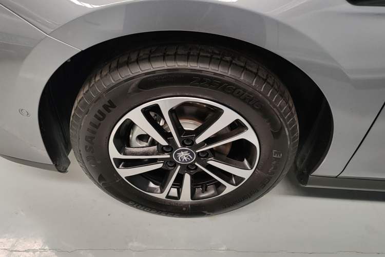 Used BYD Qin PLUS 2025 DM-i Smart Drive 120KM Superior Model Left Front Wheel Hub