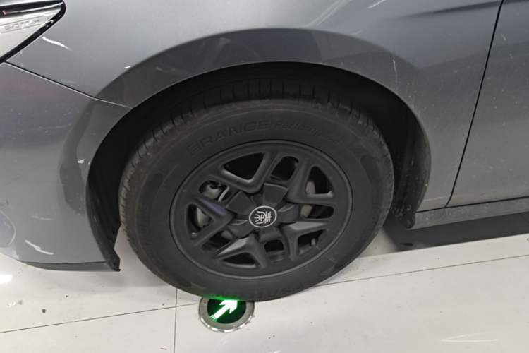 Used BYD Qin PLUS 2025 DM-i Smart Drive 55KM Leading Model Left Front Wheel Hub