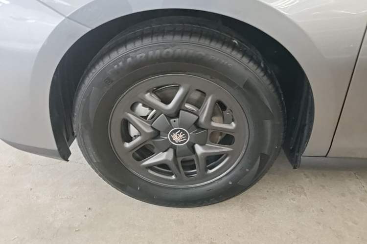 Used BYD Qin PLUS 2025 DM-i Smart Drive 55KM Leading Model Left Front Wheel Hub
