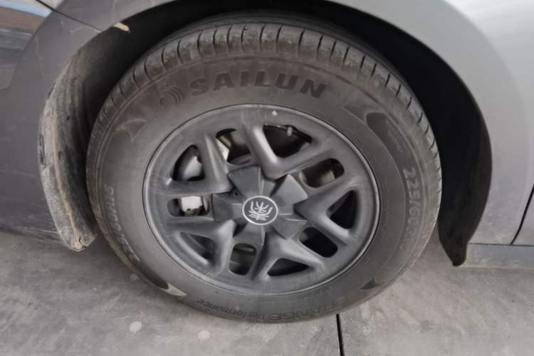 Used BYD Qin PLUS 2025 DM-i Smart Drive 55KM Leading Model Left Front Wheel Hub