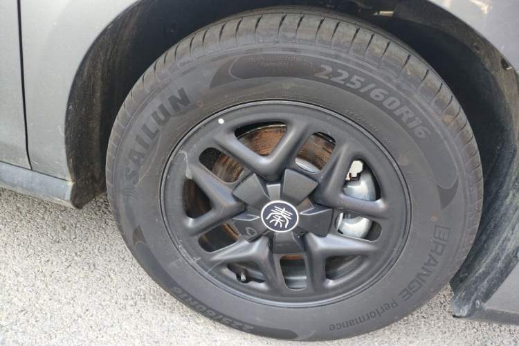 Used BYD Qin PLUS 2025 DM-i Smart Drive 55KM Leading Model Right Front Wheel Hub