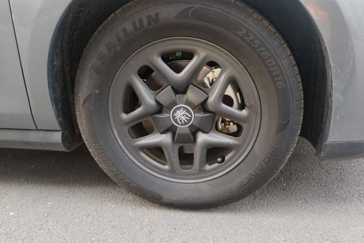 Used BYD Qin PLUS 2025 DM-i Smart Drive 55KM Leading Model Right Front Wheel Hub