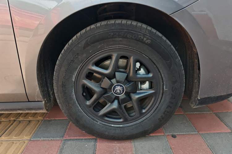 Used BYD Qin PLUS 2025 DM-i Smart Drive 55KM Leading Model Right Front Wheel Hub