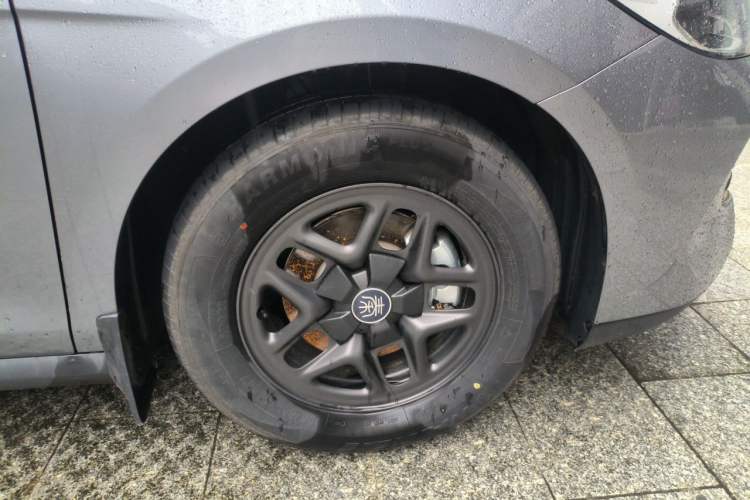 Used BYD Qin PLUS 2025 DM-i Smart Drive 55KM Leading Model Right Front Wheel Hub