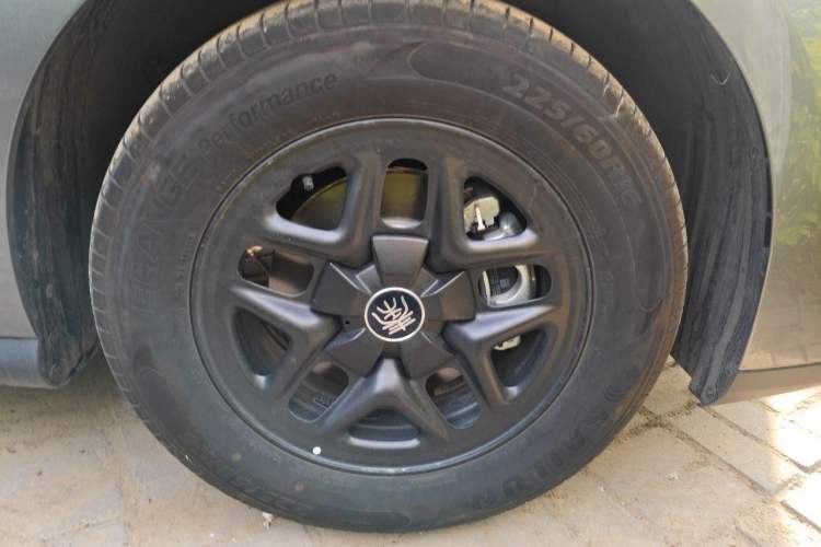 Used BYD Qin PLUS 2025 DM-i Smart Drive 55KM Leading Model Right Front Wheel Hub
