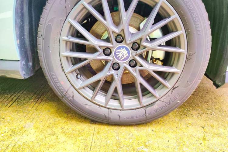 Used BYD Qin PLUS 2025 EV Smart Drive Edition 510KM Leading Model Right Front Wheel Hub