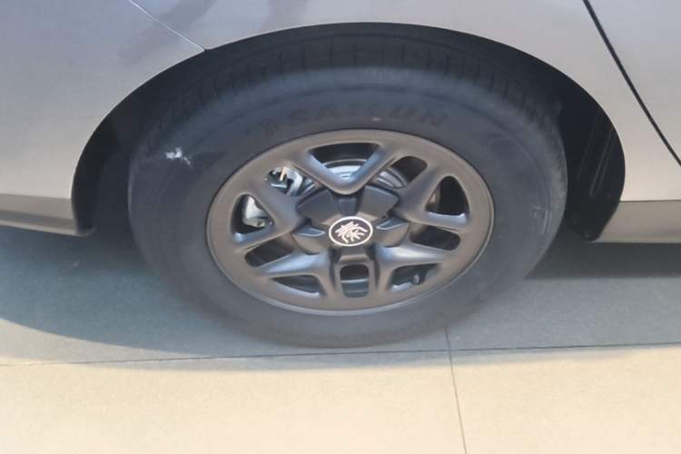 Used BYD Qin PLUS 2025 DM-i Smart Drive 55KM Leading Model Right Rear Wheel Hub