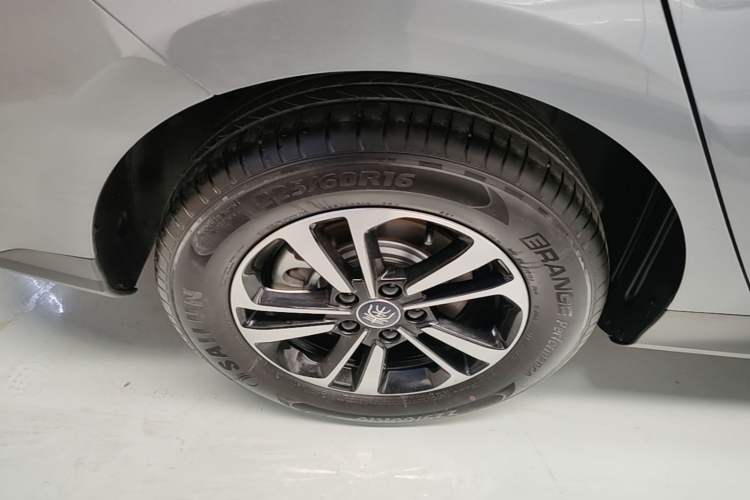 Used BYD Qin PLUS 2025 DM-i Smart Drive 120KM Superior Model Right Rear Wheel Hub