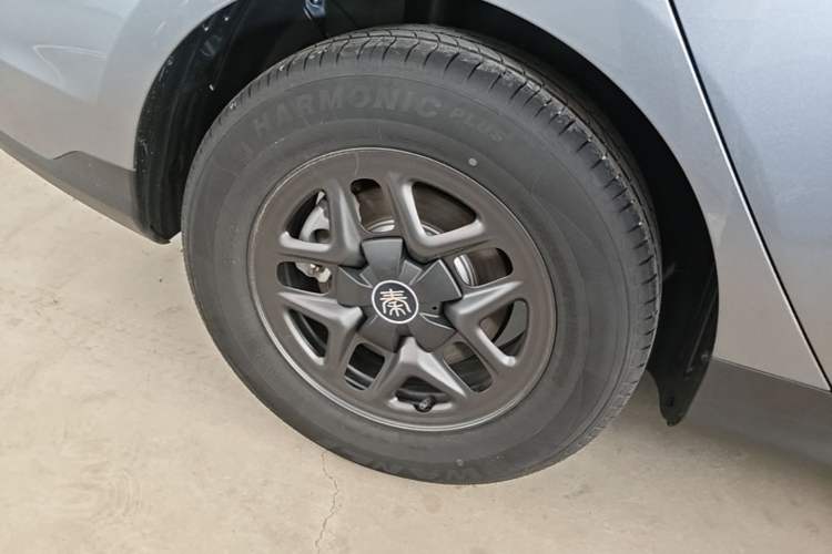 Used BYD Qin PLUS 2025 DM-i Smart Drive 55KM Leading Model Right Rear Wheel Hub