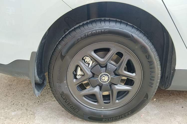 Used BYD Qin PLUS 2025 DM-i Smart Drive 55KM Leading Model Right Rear Wheel Hub