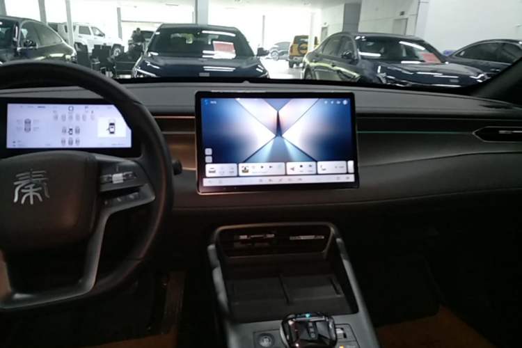 Used BYD Qin PLUS 2025 DM-i Smart Drive 120KM Superior Model Audio And AC Panel