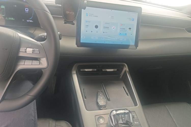 Used BYD Qin PLUS 2025 DM-i Smart Drive 55KM Leading Model Audio And AC Panel