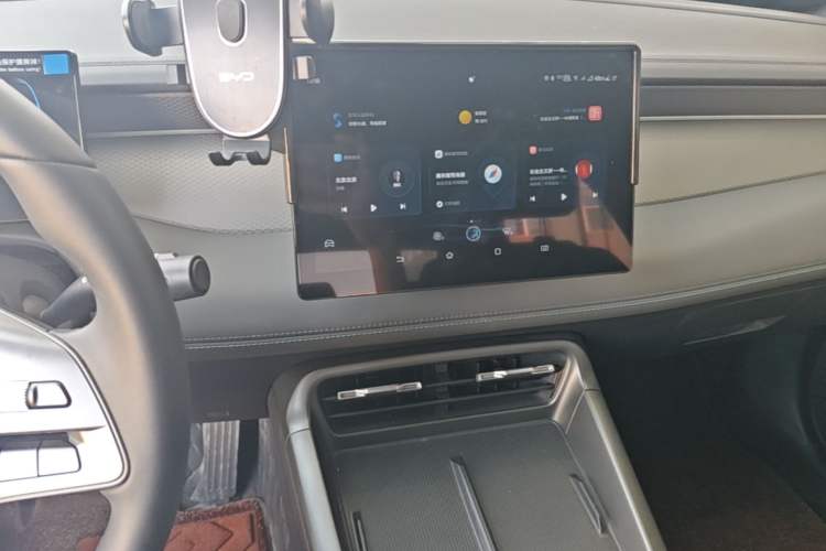 Used BYD Qin PLUS 2025 DM-i Smart Drive 55KM Leading Model Audio And AC Panel
