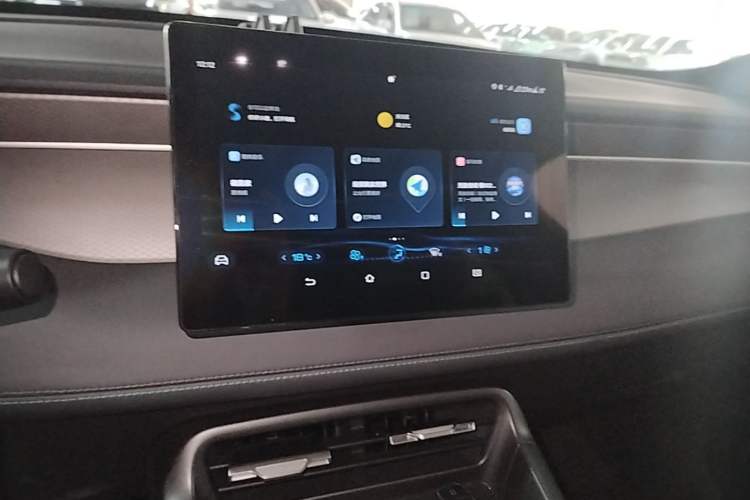 Used BYD Qin PLUS 2025 DM-i Smart Drive 55KM Leading Model Audio And AC Panel