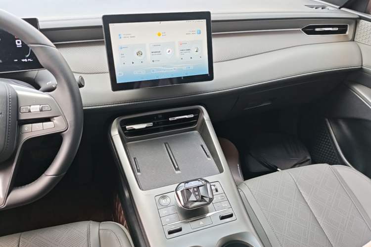 Used BYD Qin PLUS 2025 DM-i Smart Drive 55KM Leading Model Audio And AC Panel