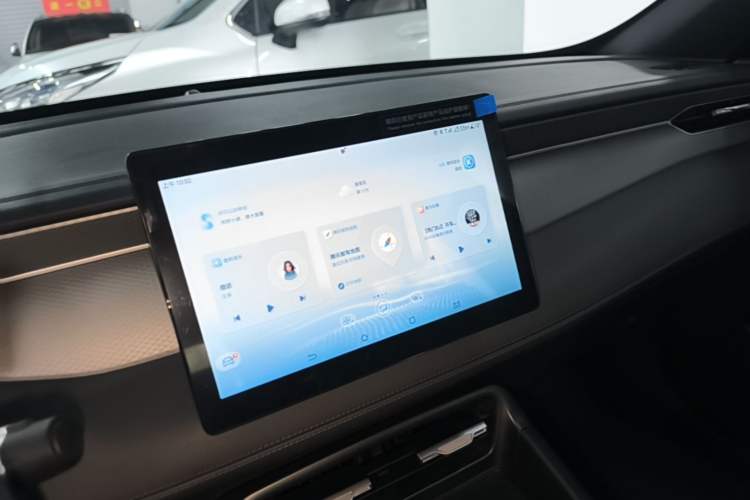 Used BYD Qin PLUS 2025 DM-i Smart Drive 55KM Leading Model Audio And AC Panel