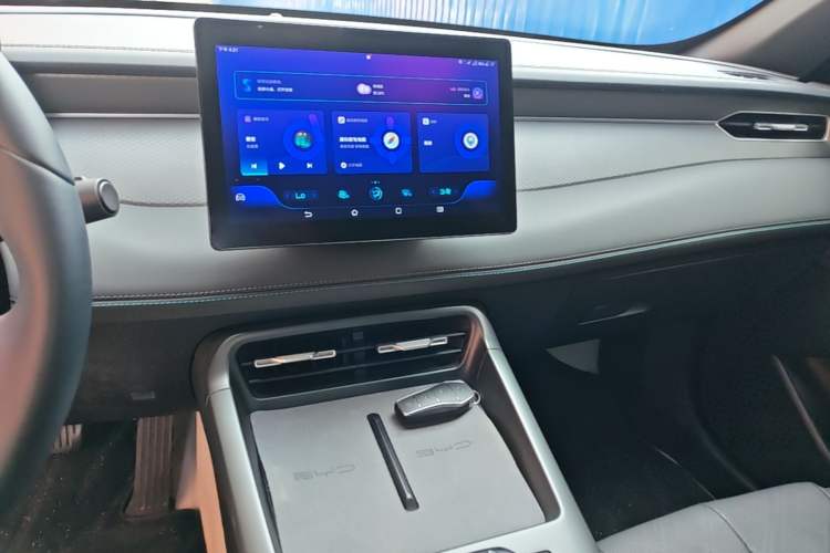 Used BYD Qin PLUS 2025 DM-i Smart Drive 55KM Leading Model Audio And AC Panel