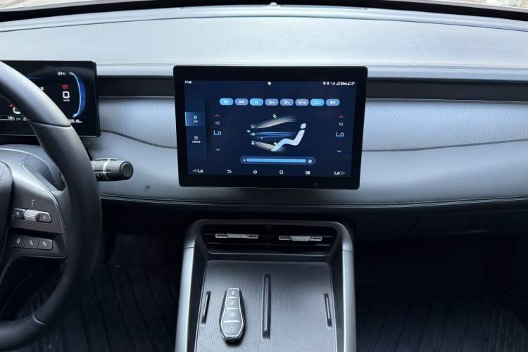 Used BYD Qin PLUS 2025 DM-i Smart Drive 55KM Leading Model Audio And AC Panel