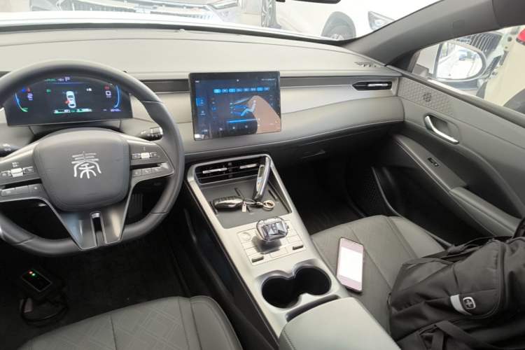 Used BYD Qin PLUS 2025 DM-i Smart Drive 55KM Leading Model Audio And AC Panel