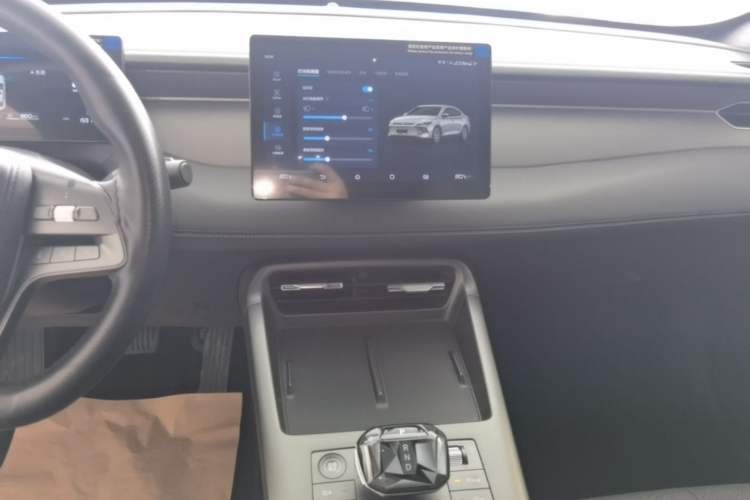 Used BYD Qin PLUS 2025 DM-i Smart Drive 55KM Leading Model Audio And AC Panel