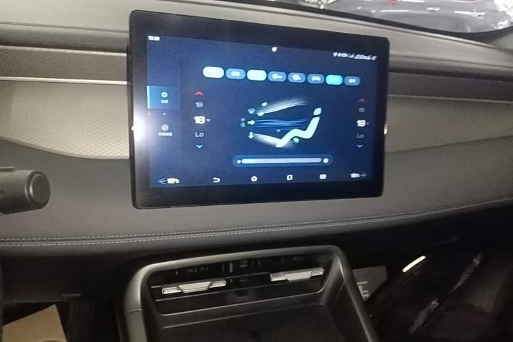 Used BYD Qin PLUS 2025 DM-i Smart Drive 55KM Leading Model Audio And AC Panel