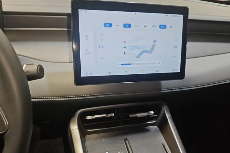 Used BYD Qin PLUS 2025 DM-i Smart Drive 55KM Leading Model Audio And AC Panel