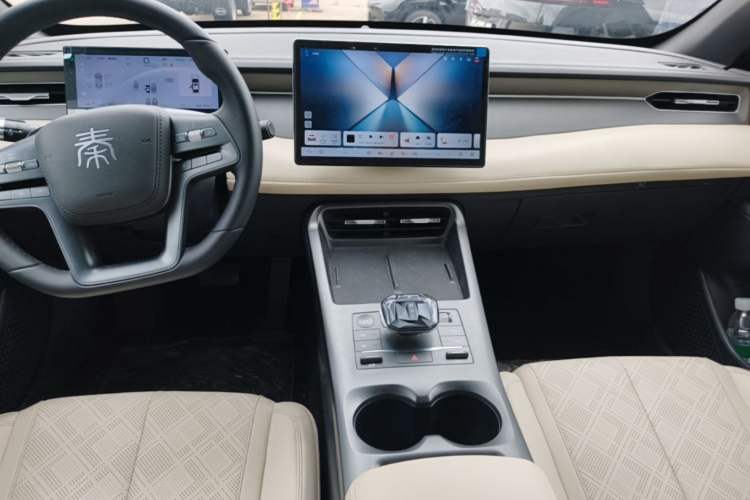 Used BYD Qin PLUS 2025 EV Smart Drive Edition 420KM Leading Model Audio And AC Panel