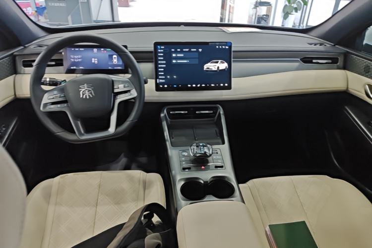 Used BYD Qin PLUS 2025 EV Smart Drive Edition 510KM Leading Model Center Console