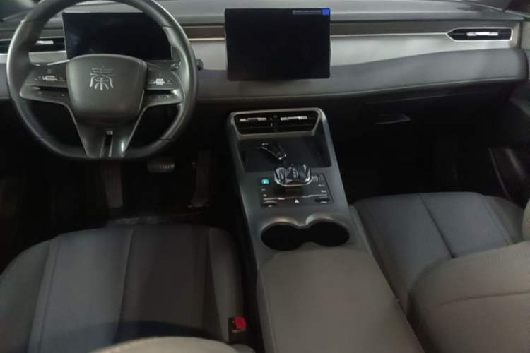 Used BYD Qin PLUS 2025 DM-i Smart Drive 55KM Leading Model Center Console