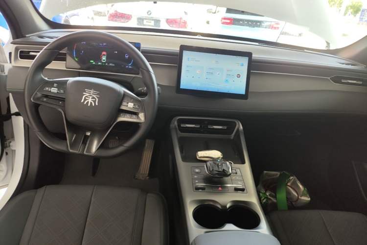 Used BYD Qin PLUS 2025 DM-i Smart Drive 55KM Leading Model Center Console