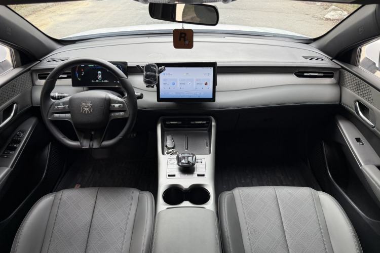 Used BYD Qin PLUS 2025 DM-i Smart Drive 55KM Leading Model Center Console