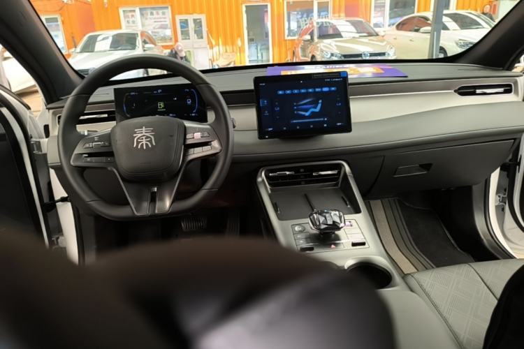 Used BYD Qin PLUS 2025 DM-i Smart Drive 55KM Leading Model Center Console