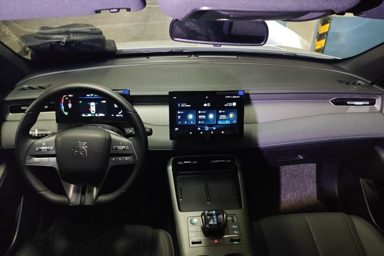Used BYD Qin PLUS 2025 DM-i Smart Drive 55KM Leading Model Center Console